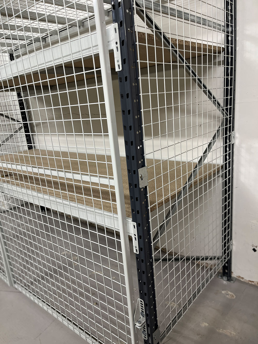 Side protection on mmesh shelving